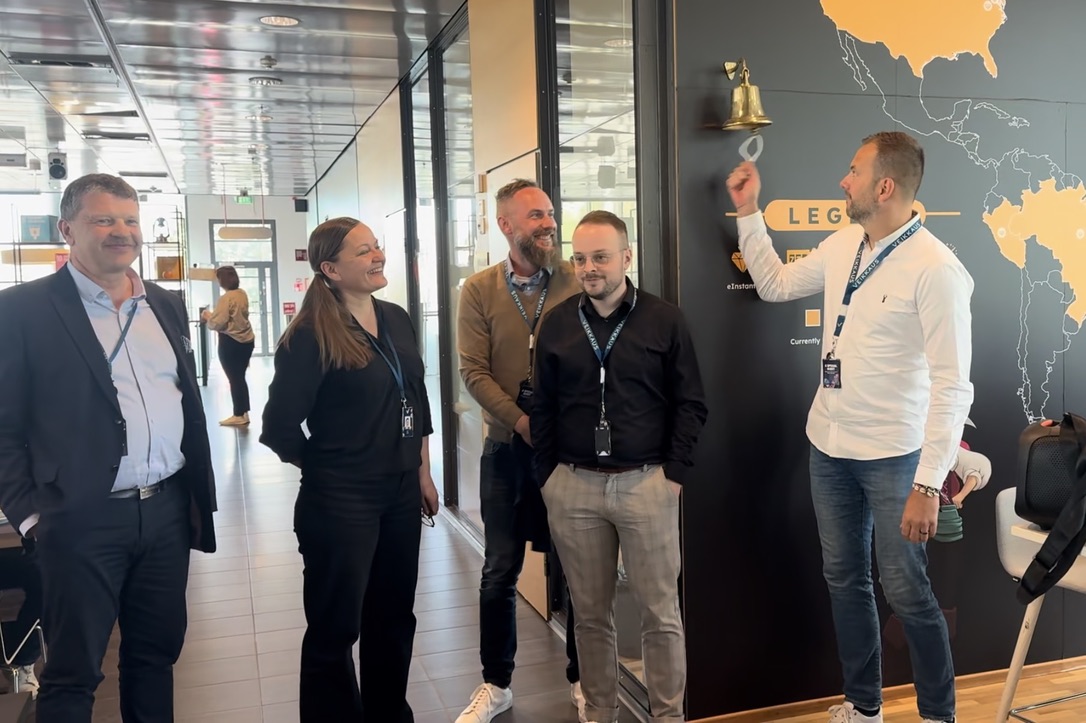 Allwyn_CZ_ringing_bell-1